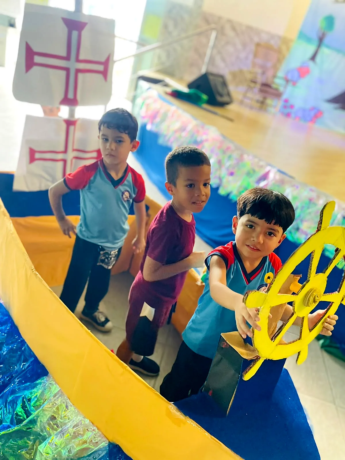 Alunos em barco cenográfico na apresentação do Descobrimento do Brasil