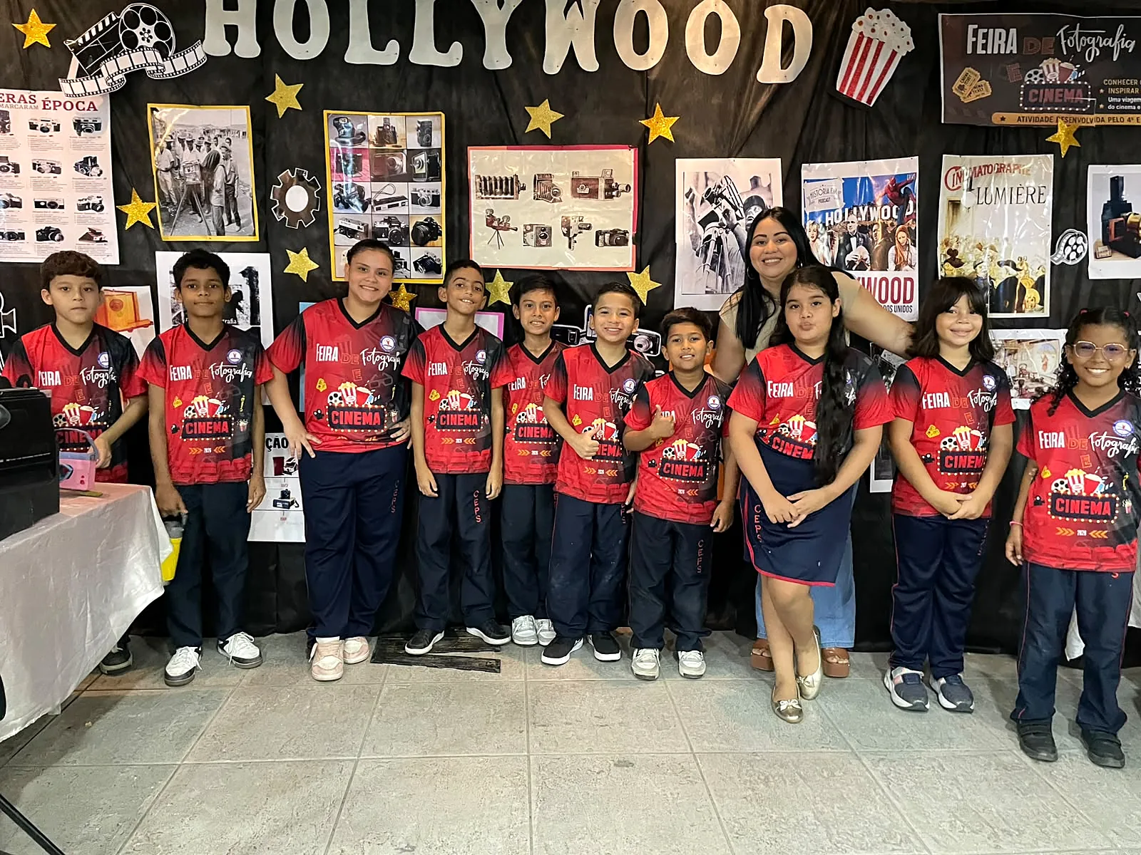 Turma do Fundamental com a professora na feira de cinema da escola