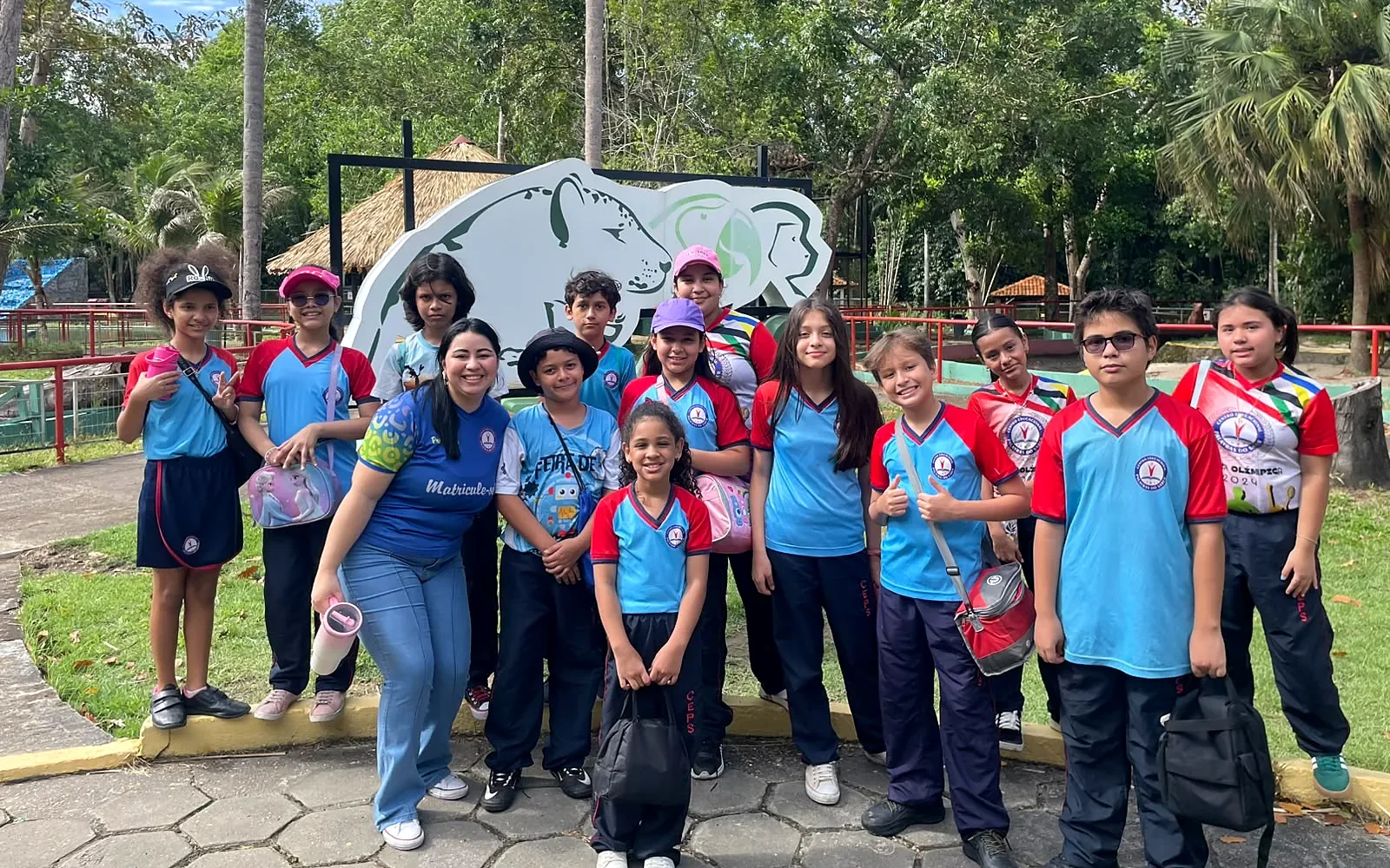 Turma do Fundamental com a professora em passeio ao Bosque da Ciência, em Manaus