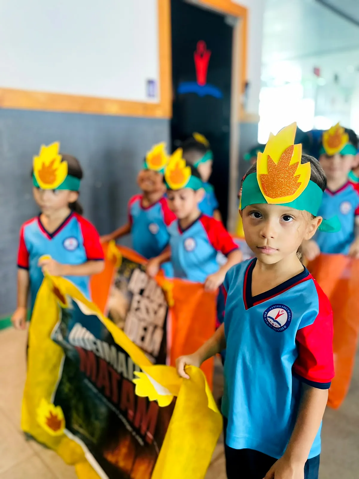 Criança da Educação Infantil com coroa de papel na caminhada contra as queimadas