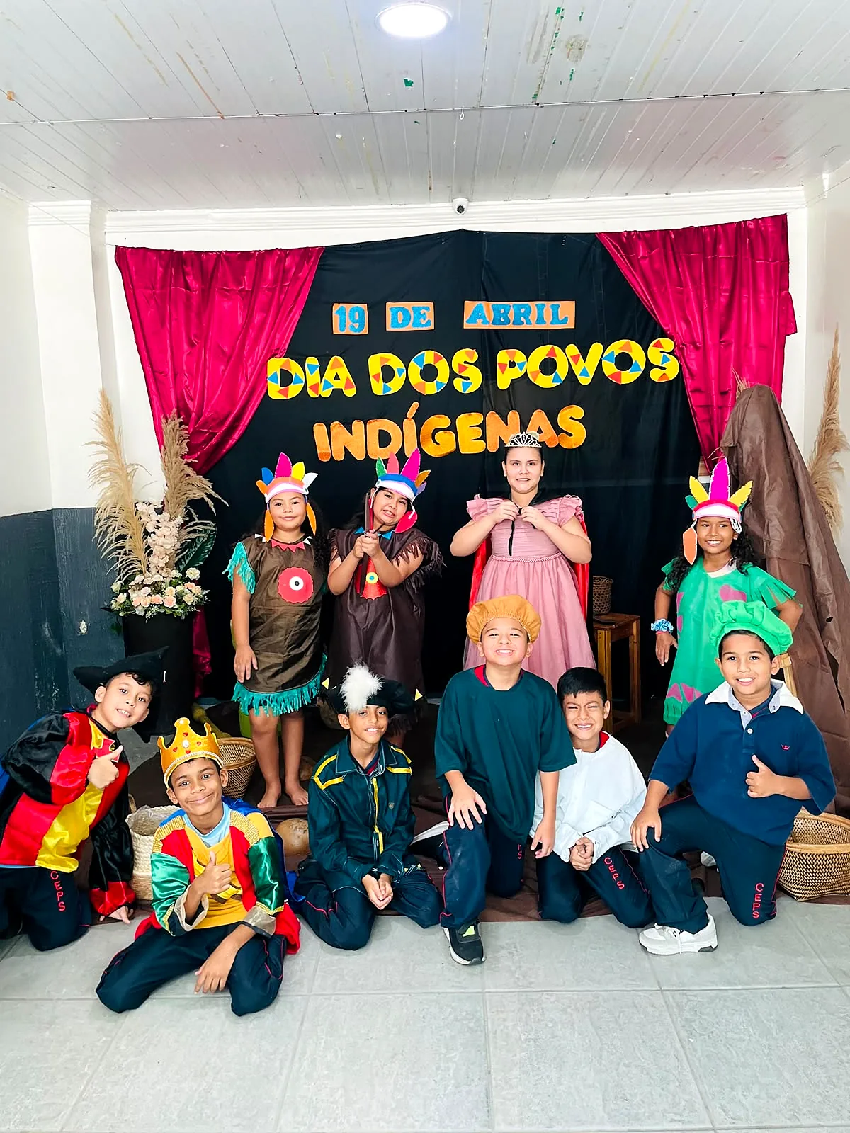 Turma caracterizada na apresentação do Dia dos Povos Indígenas