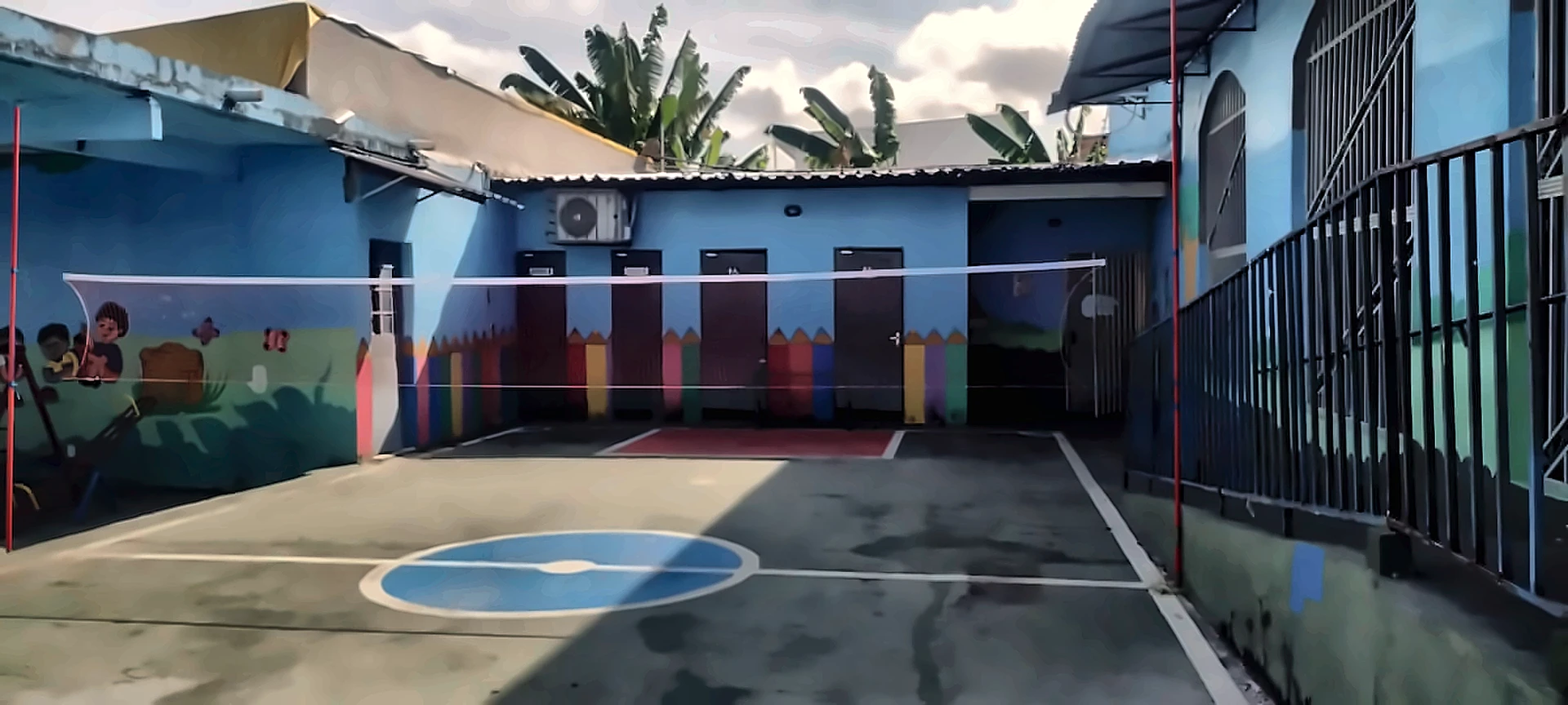 Quadra da escola com rede de vôlei