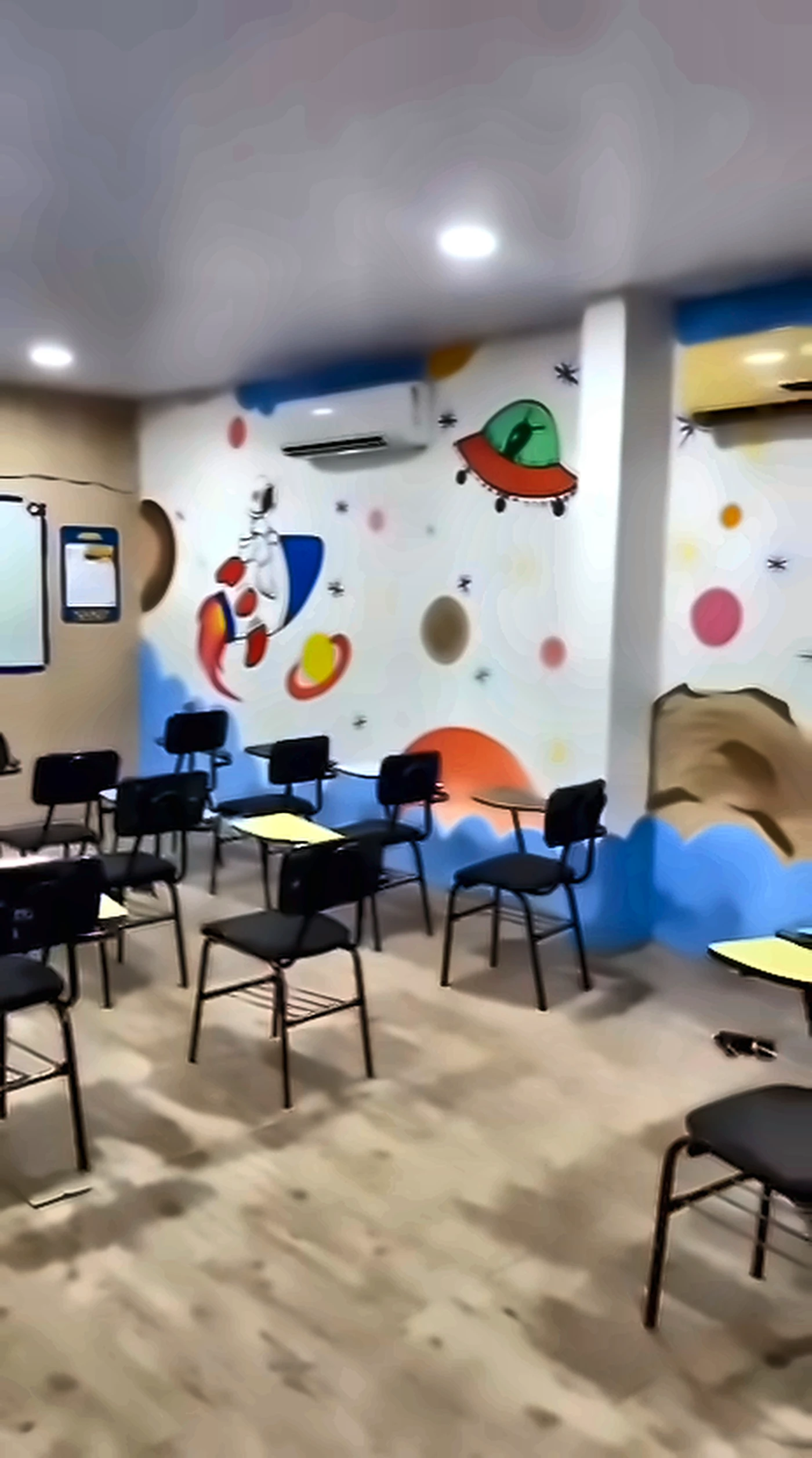 Sala do Fundamental com mural temático, carteiras e ar-condicionado
