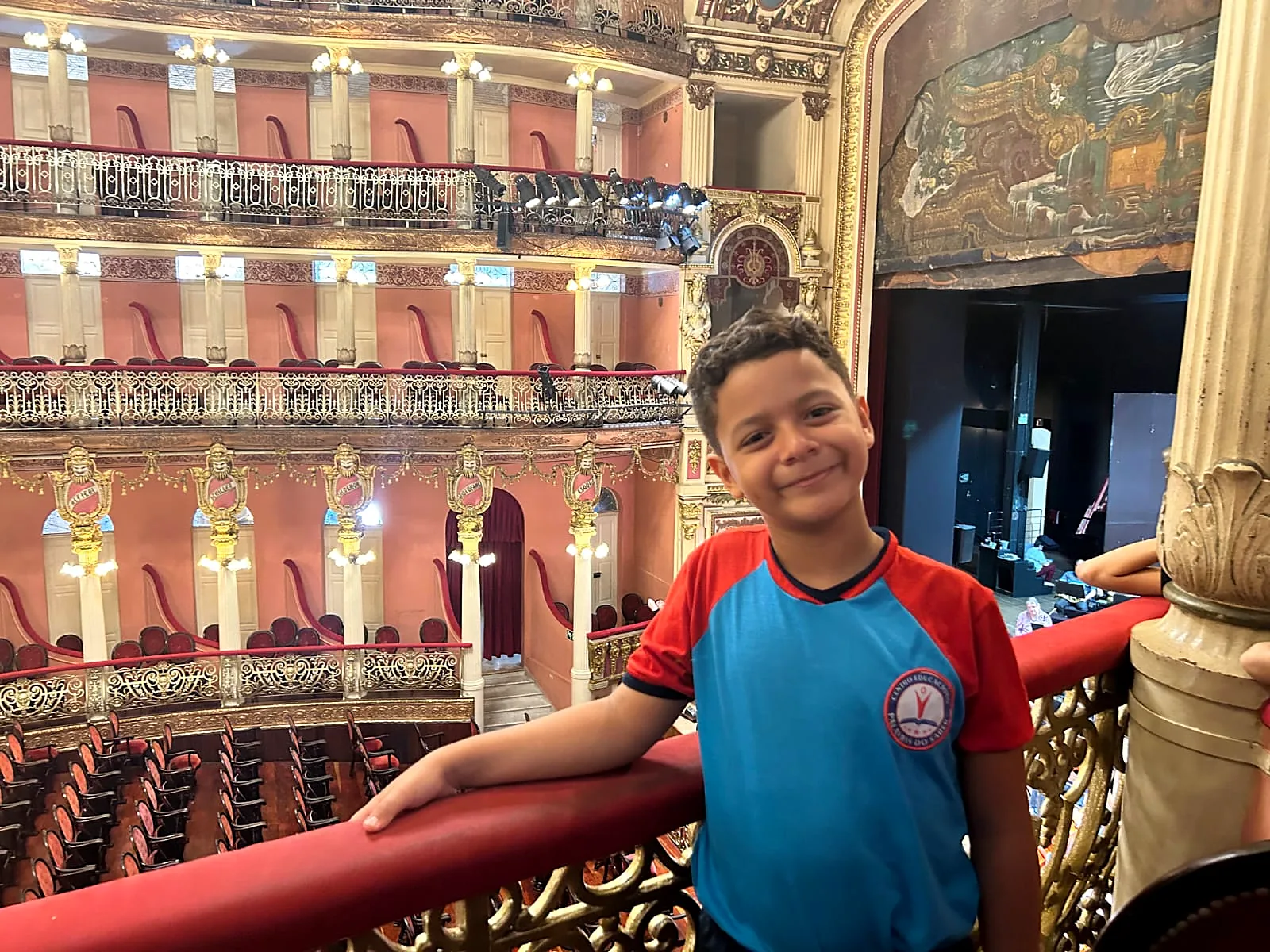 Aluno no camarote do Teatro Amazonas durante passeio pedagógico